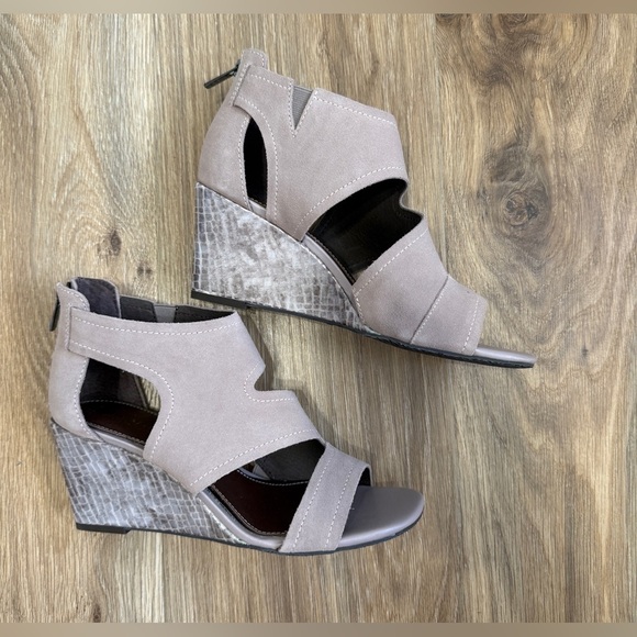 Donald Pliner Panya Cut Out Wedge Sandals Size 8 M LNC - Picture 4 of 7